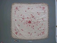 藏品(正方形繡花白緞桌毯)的圖片